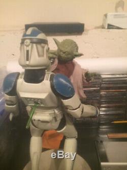 Sideshow Star Wars Yoda and 501st Clone Trooper Premium Format light up saber