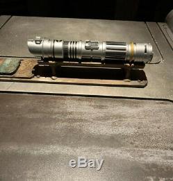 Star Wars Galaxys Edge Savis Workshop Custom Lightsaber + Pin/Sheath Kyber