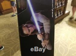 International Nouveaux Parcs Disney Star Wars Rey Lightsaber Le Dernier Jedi Avec Support