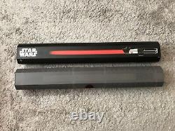 L'héritage du sabre laser de Dark Vador de Star Wars dans la Galaxie Edge de Disney, collection scellée.