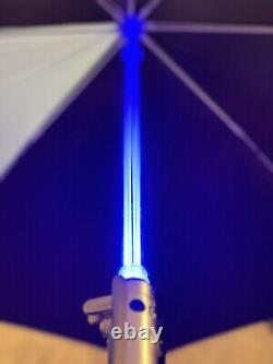 Parapluie LIGHTSABER Star Wars Disney Parks avec éclairage et insigne de l'Alliance Rebelle de Luke.