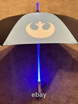 Parapluie LIGHTSABER Star Wars Disney Parks avec éclairage et insigne de l'Alliance Rebelle de Luke.