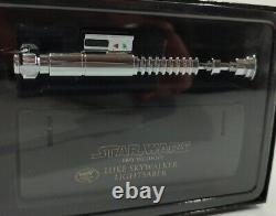 SW-309 Luke Skywalker eBay Exclusive Star Wars Master Replicas. 45 Lightsaber
SW-309 Luke Skywalker exclusif eBay de Star Wars Master Replicas. Sabre laser 45.