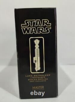 SW-309 Luke Skywalker eBay Exclusive Star Wars Master Replicas. 45 Lightsaber
SW-309 Luke Skywalker exclusif eBay de Star Wars Master Replicas. Sabre laser 45.