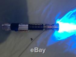 Saberforge Star Wars Le Champion De Sabre Laser Ob1 Déchire Le Bleu Avec Des Effets Sonores