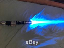 Saberforge Star Wars Le Champion De Sabre Laser Ob1 Déchire Le Bleu Avec Des Effets Sonores