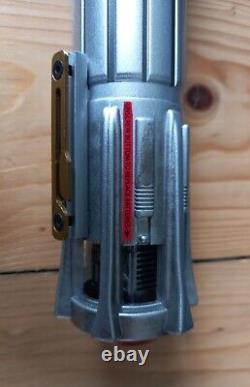 Sabre laser Ben Solo de Star Wars Galaxy Edge Legacy retiré avec une lame de 36 pouces.