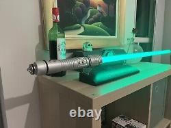 Sabre laser Star Wars de la série Signature de Kit Fisto, en parfait état