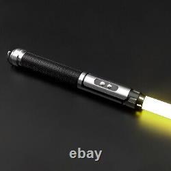 Sabre laser noir argenté à lames RVB, avec une poignée en métal pour des combats fluides et un éclat de couleur puissant.