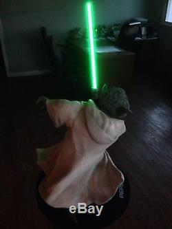 Taille De La Vie Star Wars Yoda Avec Lightsaber Pleine Taille Prop Statue